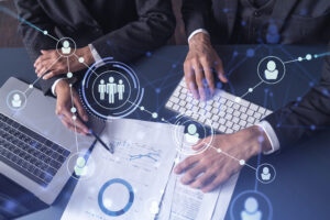 Profissional de RH apresentando indicadores estratégicos em um tablet, simbolizando a transição da burocracia para a inteligência de dados na gestão de pessoas.